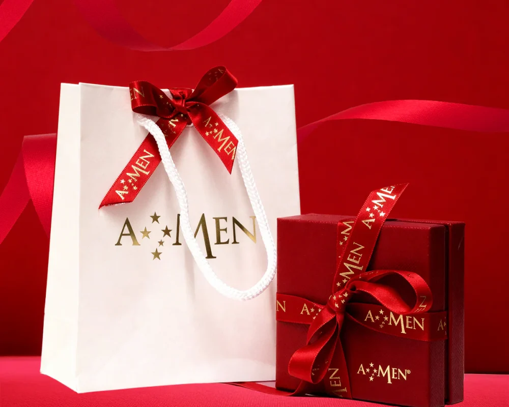 Amen_Natale2025_Scatolarossaebustaconfiocco